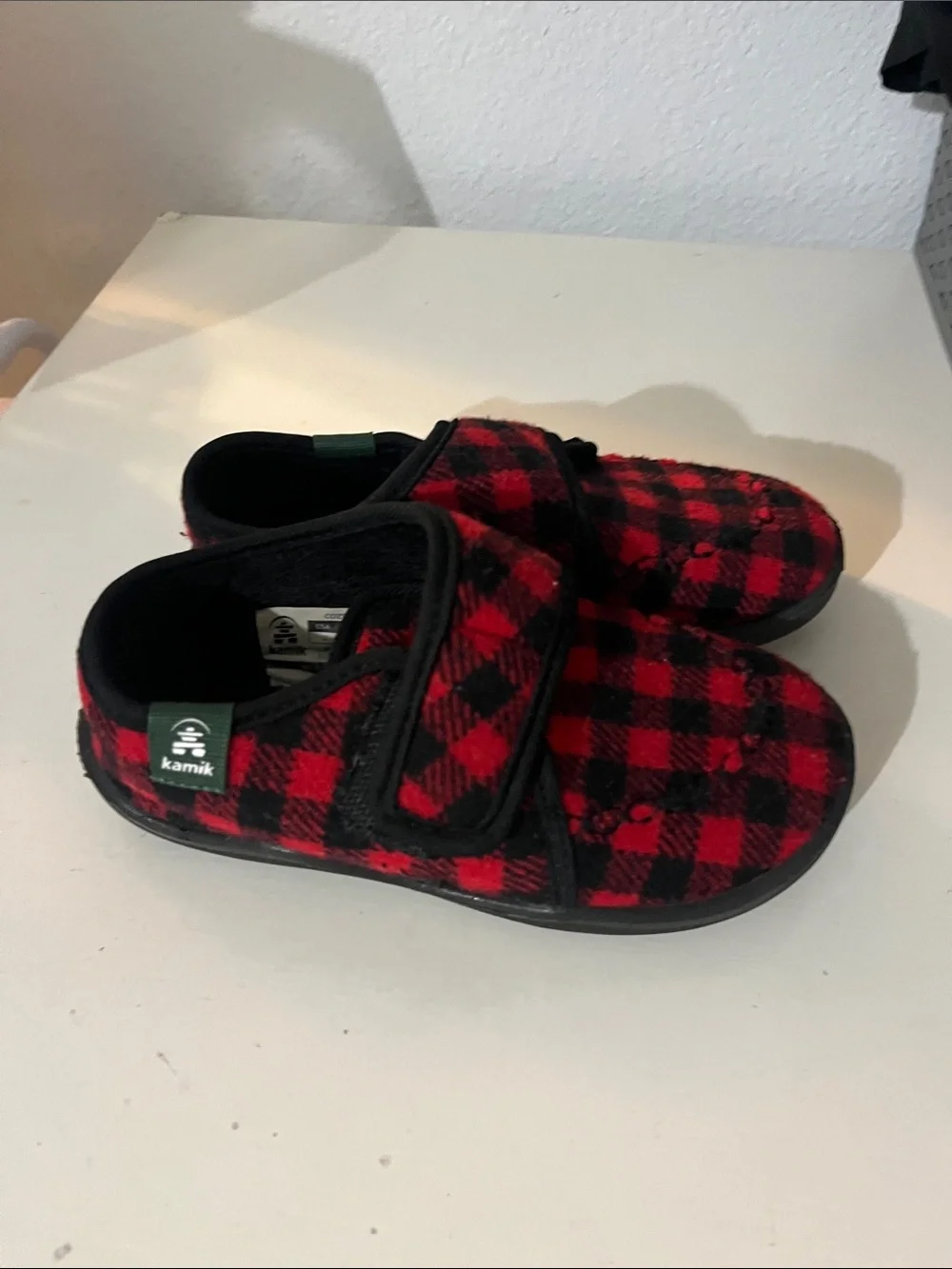 Kamik Kid’s Buffalo Check Plaid Red Black Hardsole slippers Size 12